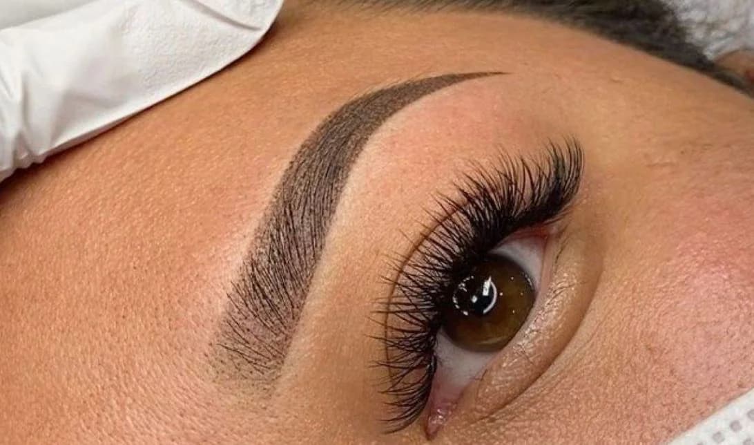 Close-up of the ombré gradient, light through the front and deeper toward the tail